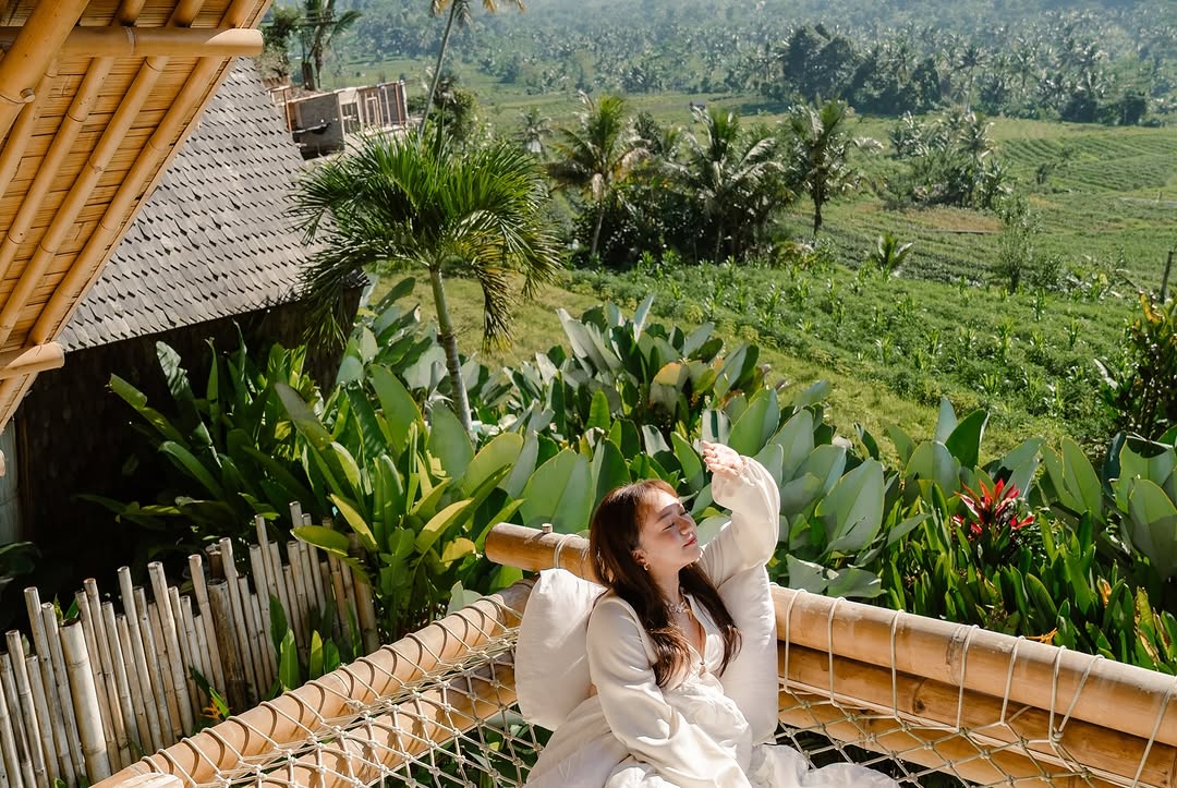 Lost in the moment, somewhere between the mountains and you 🌿💛 Where time slows down and everything feels just right